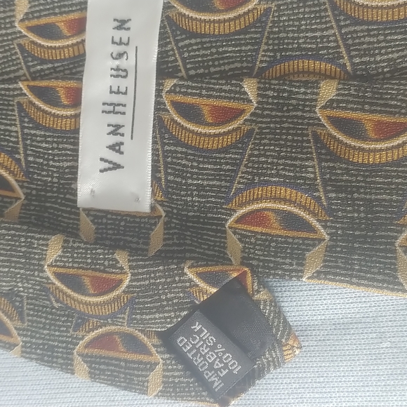 Van Heusen Men's necktie. - Picture 2 of 4